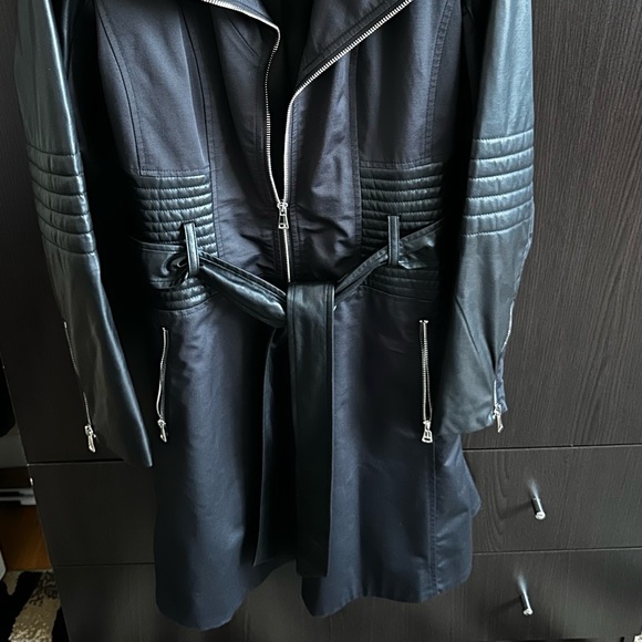 Preowned Bebe Trench Coat Faux Leather Details Belted Full Zipper Black Sz Large - Picture 3 of 8